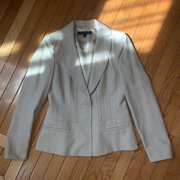 Beautiful suit - Picture 5 of 13